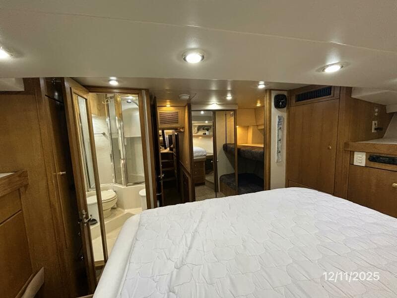 47' Bayliner master stateroom aft