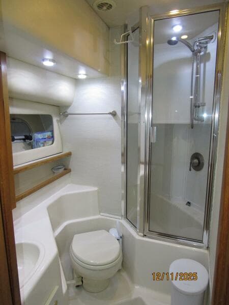 47' Bayliner master stateroom head