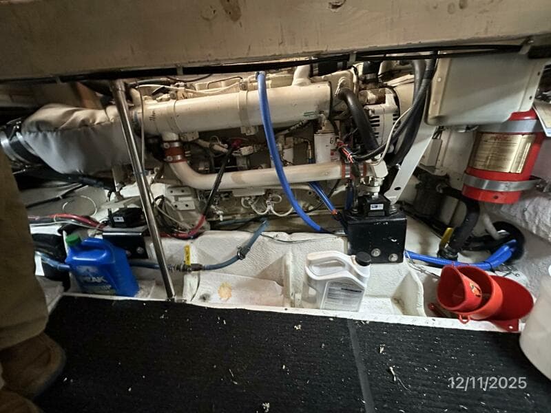 47' Bayliner port main engine2