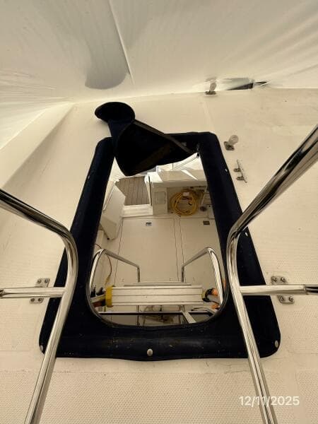 47' Bayliner flybridge-aftdeck ladder