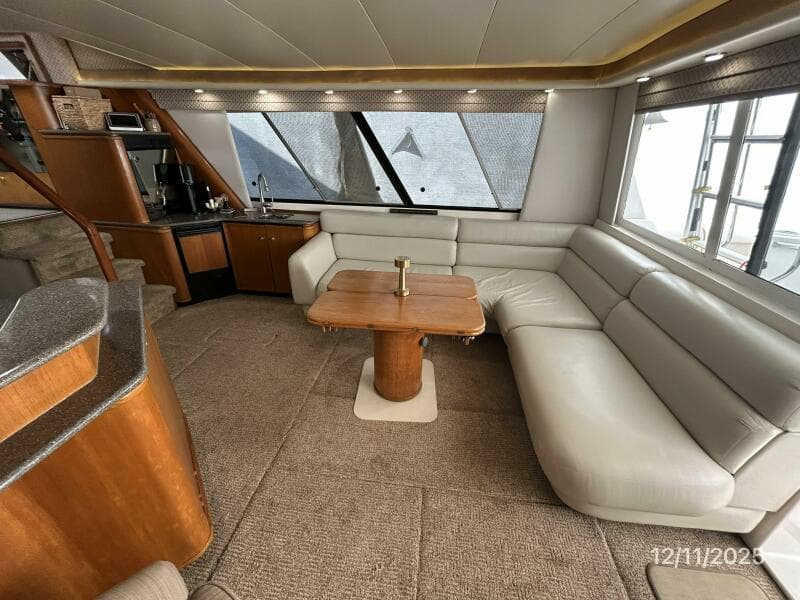 47' Bayliner salon starboard