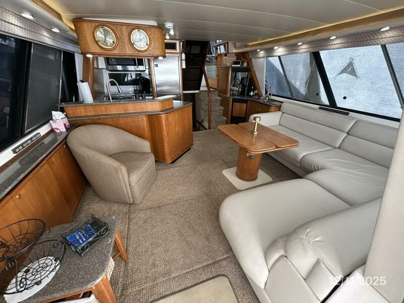 47' Bayliner salon forward