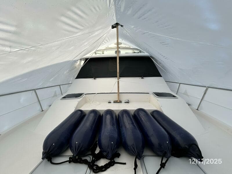 47' Bayliner foredeck aft