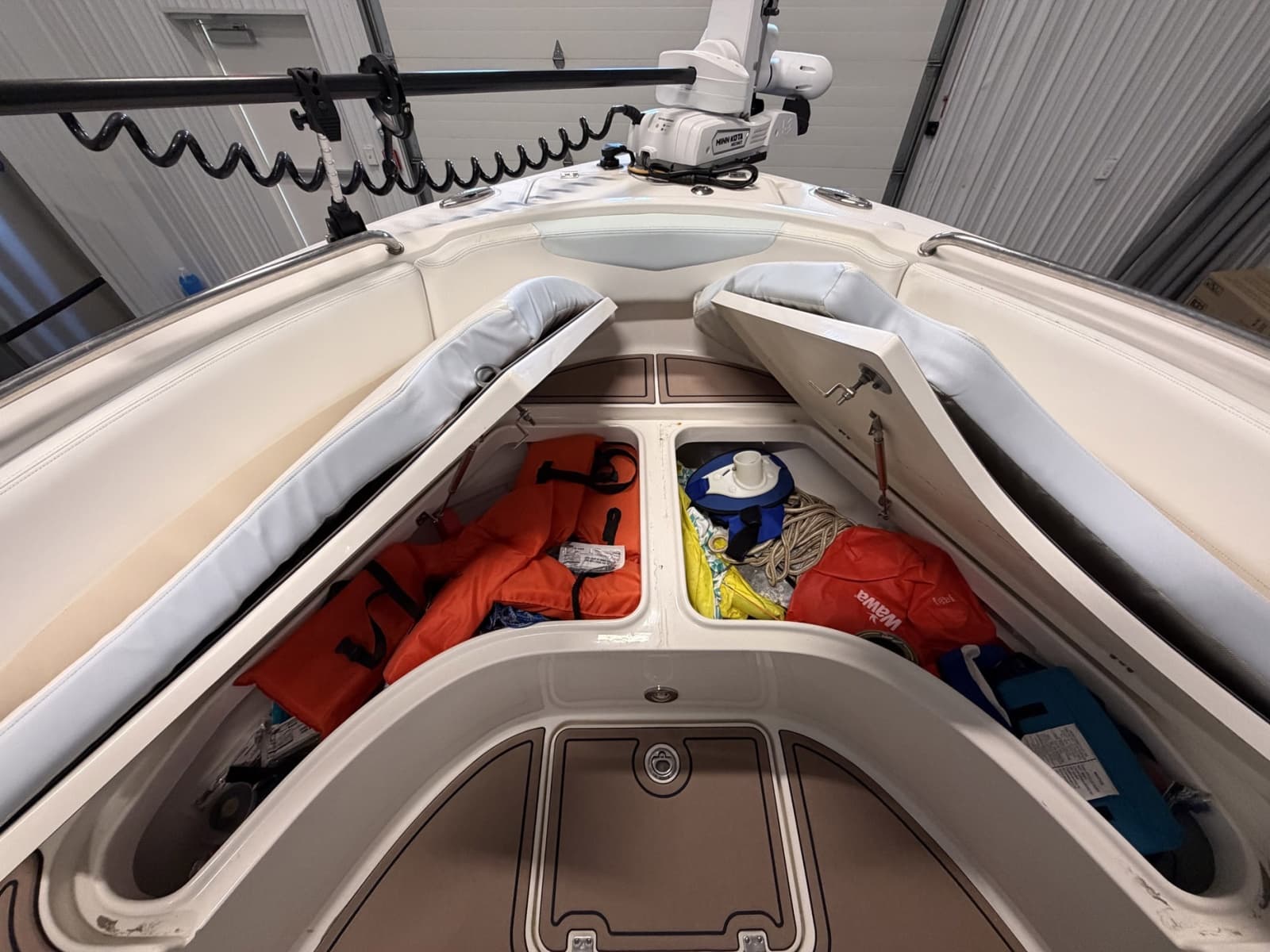 2015 Robalo R222 Center Console