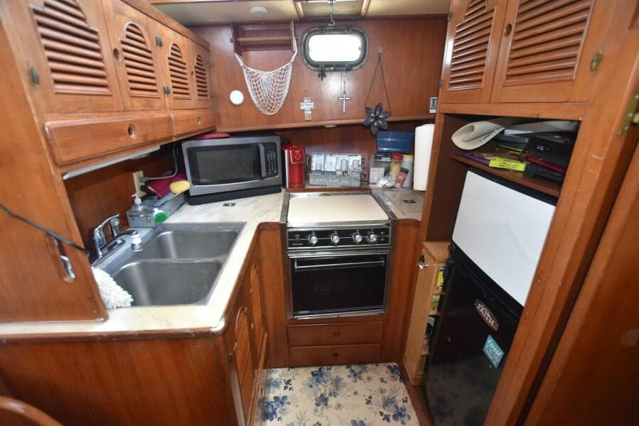1985 Albin 43 Double Cabin