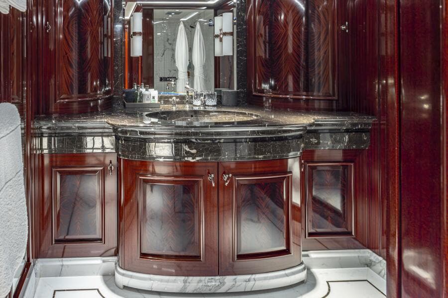 VIP Starboard en suite 