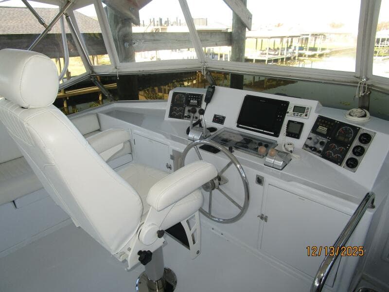 60' Jefferson flybridge helm1