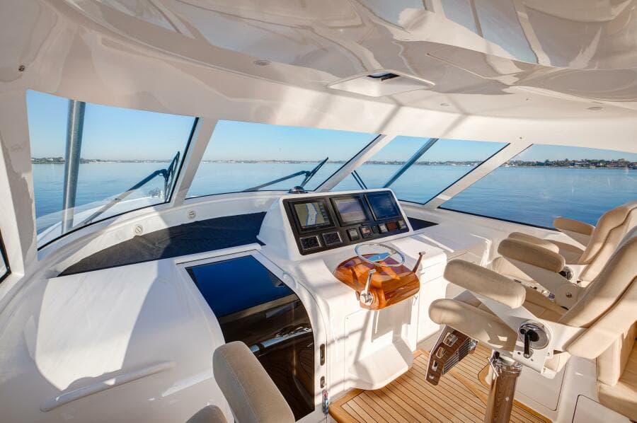 Viking 52 ONE MORE - Helm