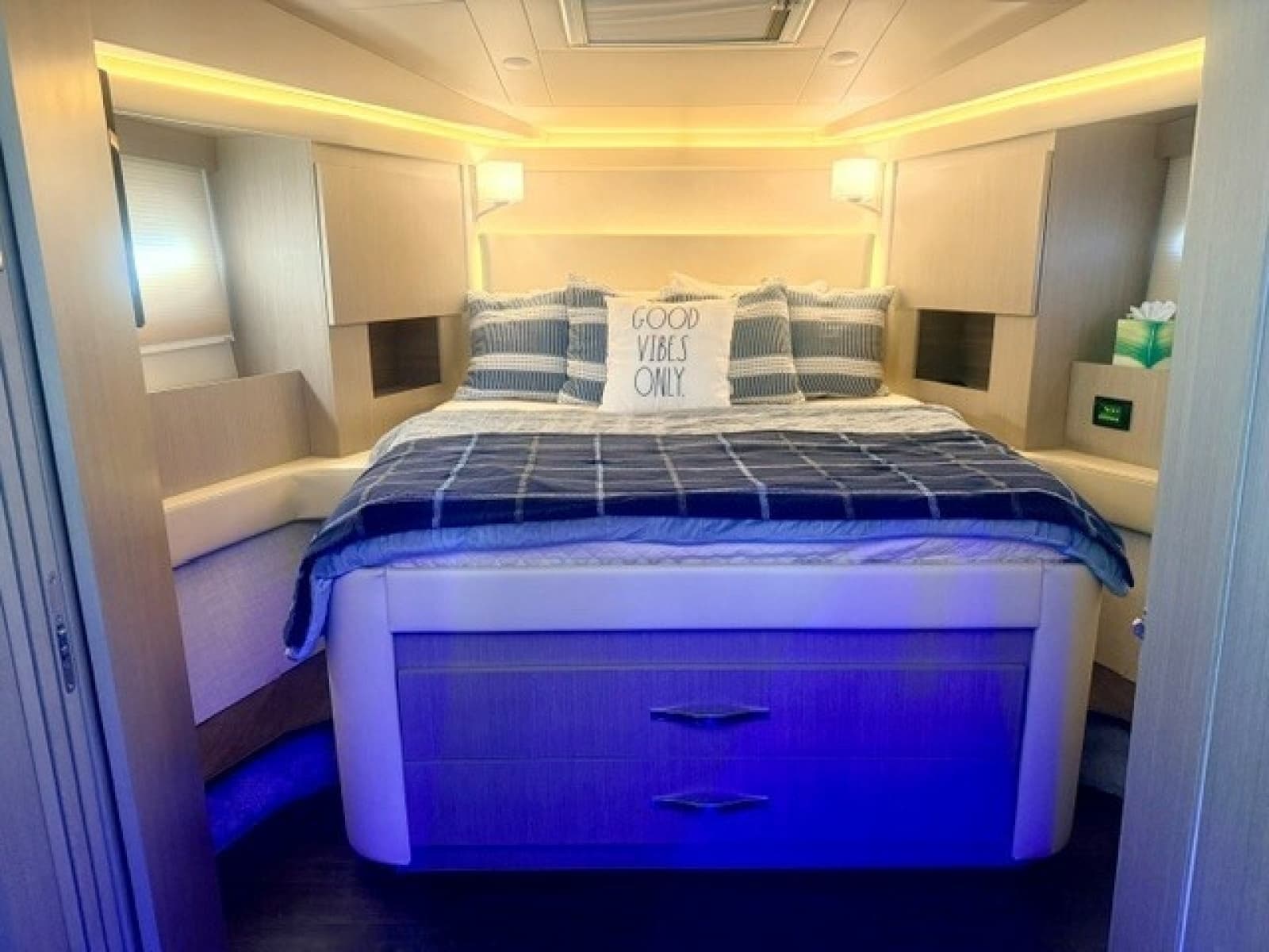 2021 Regal 42 Fly - Photo 70