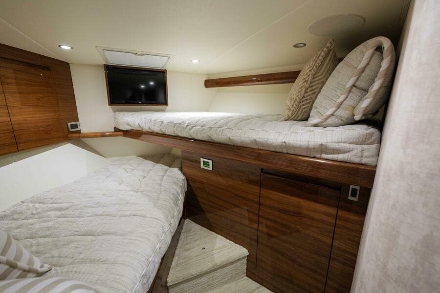 Viking 54 - Salty Dog -Forward Stateroom Berths