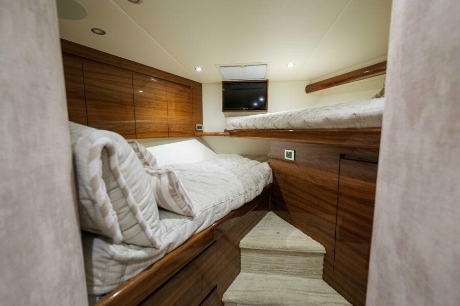 Viking 54 - Salty Dog -Forward Stateroom Berths