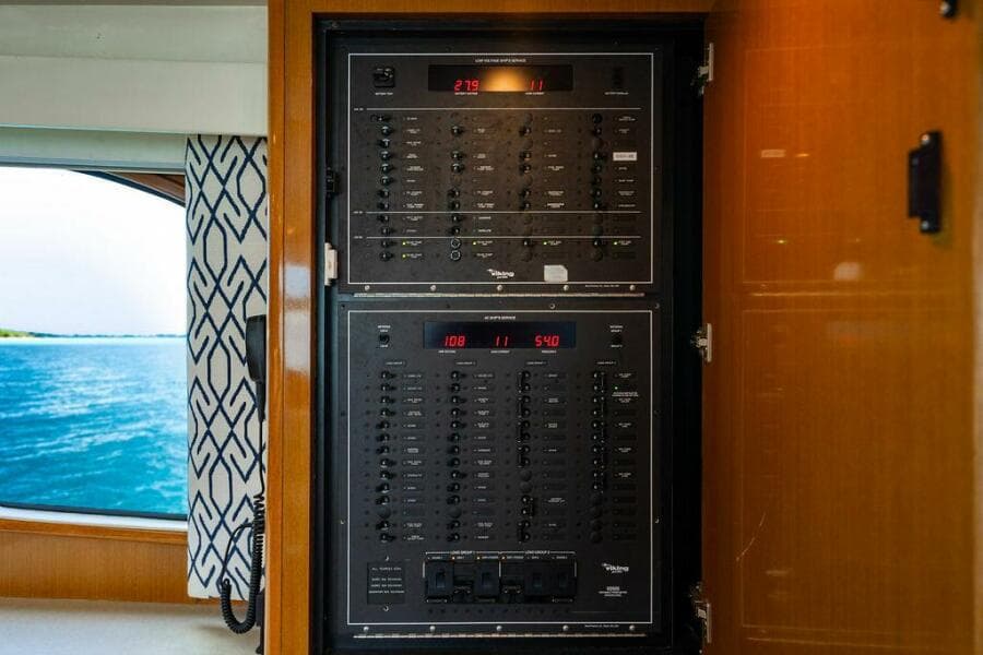 1999 Viking 55 Convertible