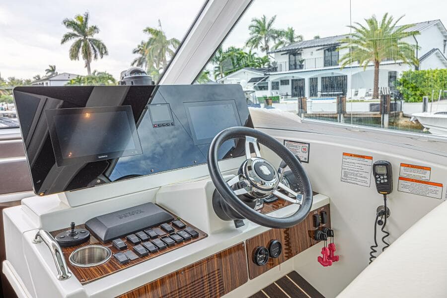 2012 Cruisers Yachts 48 Cantius