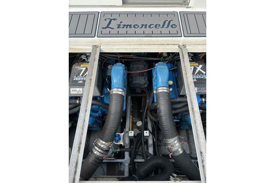 1996 Carver 320 Voyager