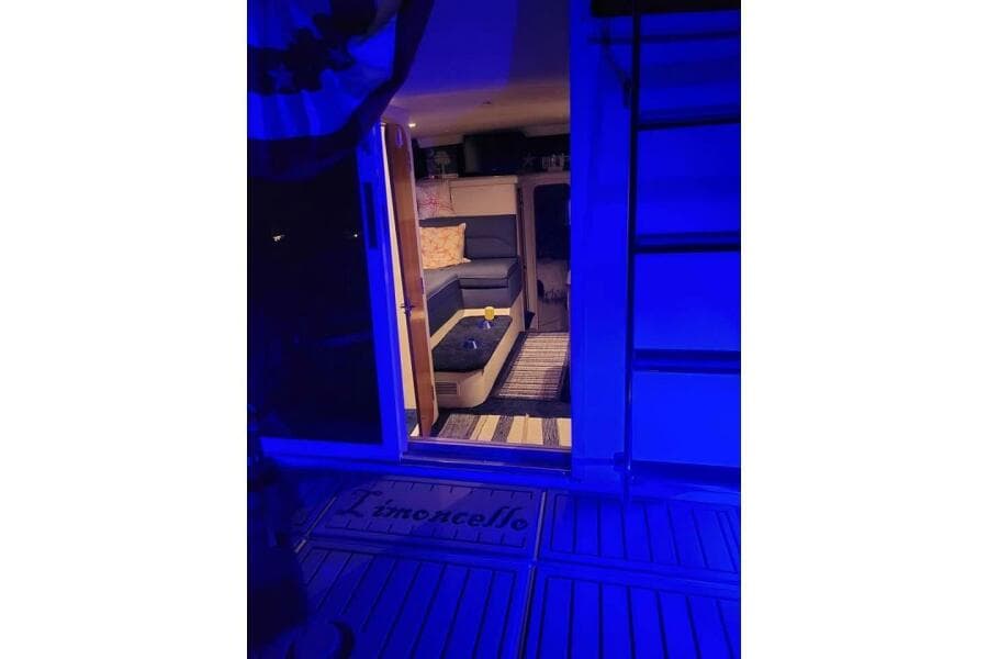 1996 Carver 320 Voyager