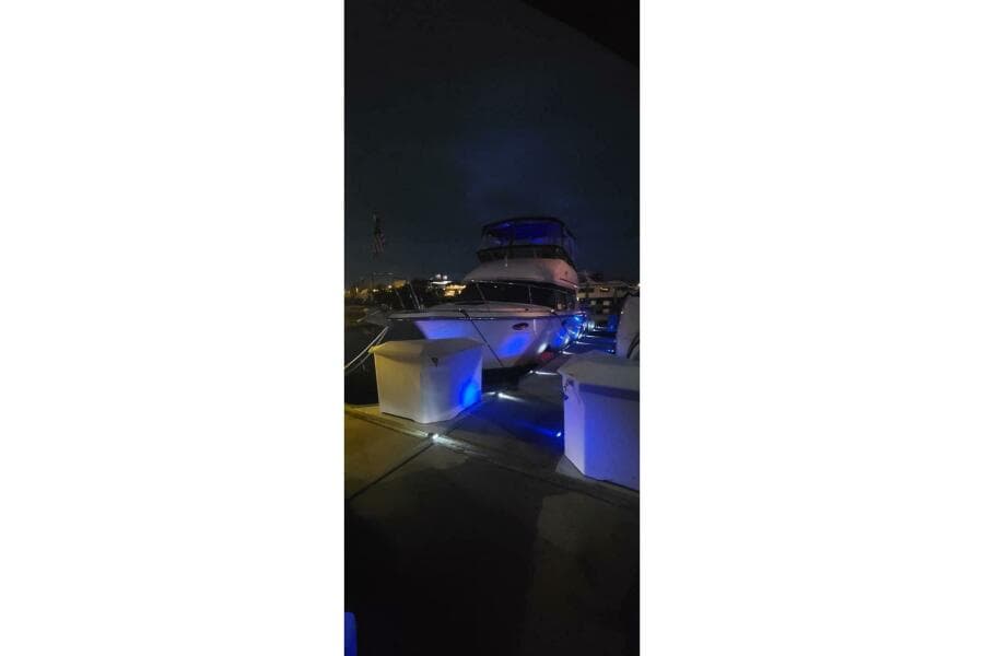 1996 Carver 320 Voyager