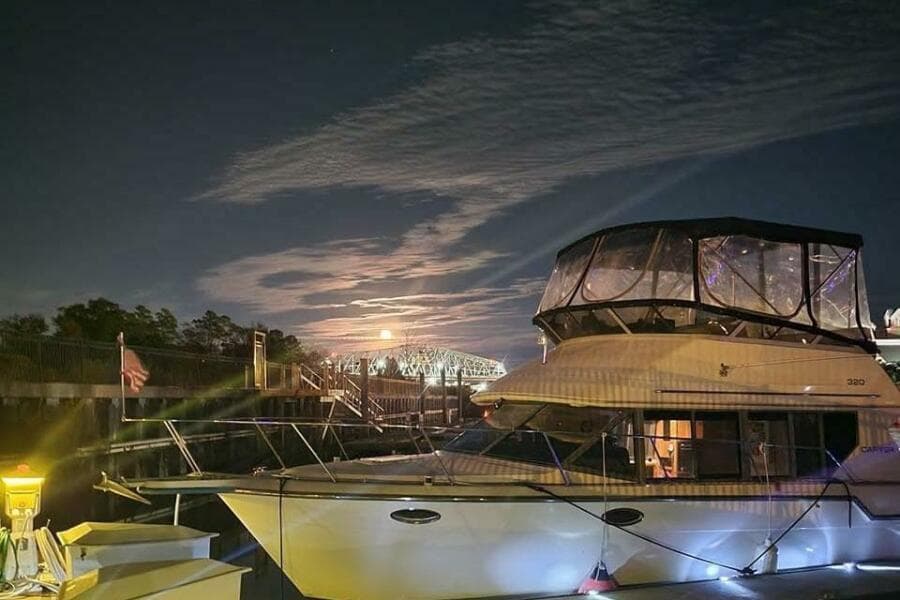 1996 Carver 320 Voyager