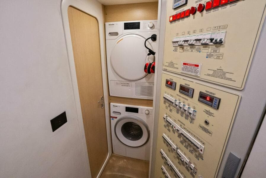 2019 Ferretti Yachts 780