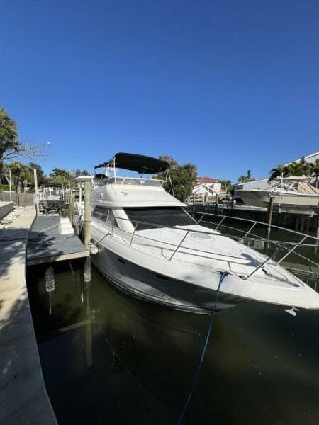 2004 Cruisers Yachts 