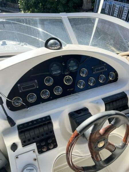 2004 Cruisers Yachts 