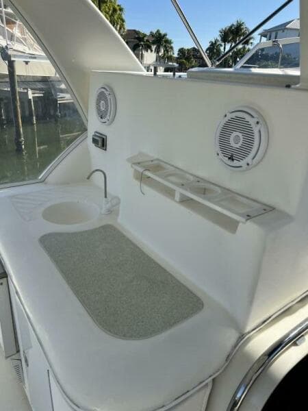 2004 Cruisers Yachts 