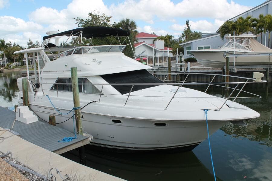 2004 Cruisers Yachts 