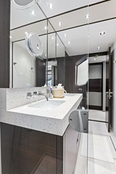 2024 Sunseeker 76 Yacht