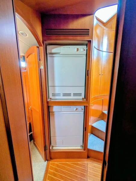 2005 Offshore Yachts Pilothouse