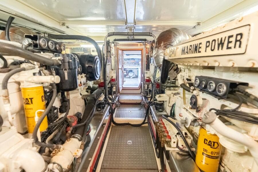 2005 Offshore Yachts Pilothouse