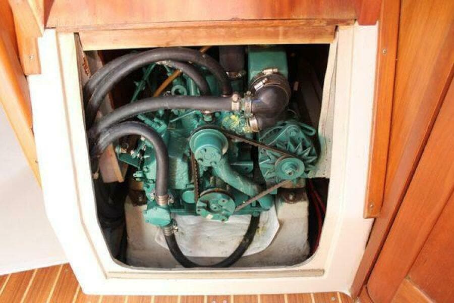 1999 C&C 110 - Engine