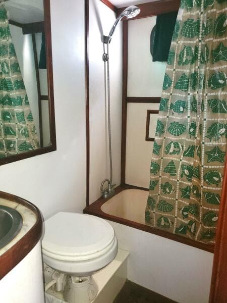 1981 CHB SEDAN-AFT CABIN