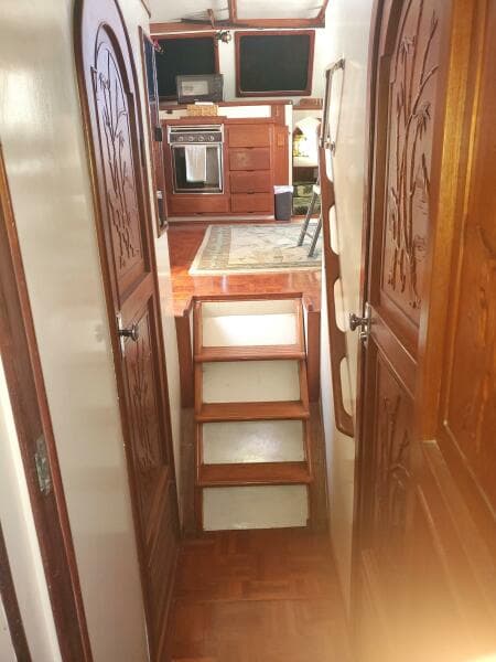 1981 CHB SEDAN-AFT CABIN