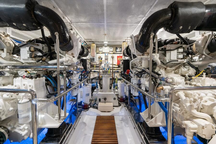 Marlow 72 GRIFFIN - Engine Room 