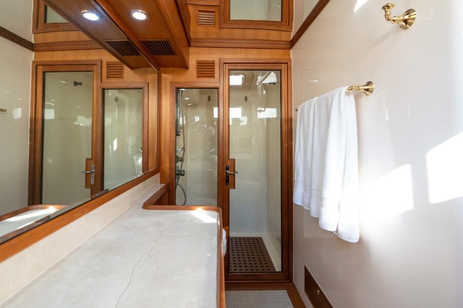 Marlow 72 GRIFFIN - Master Stateroom Ensuite Head