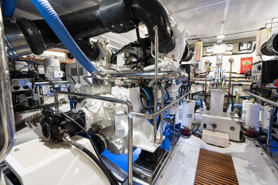 Marlow 72 GRIFFIN - Engine Room