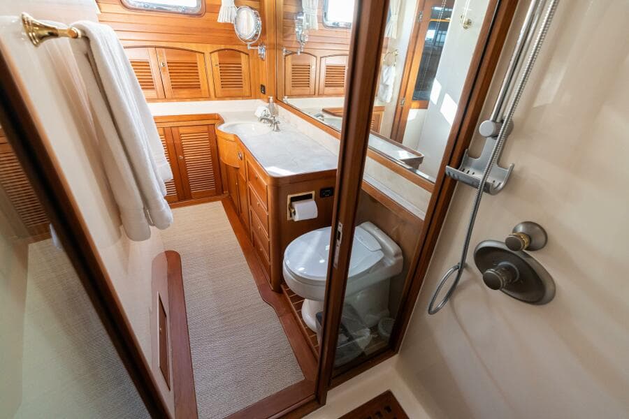 Marlow 72 GRIFFIN - Master Stateroom Ensuite Head