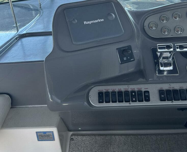 2006 Cruisers Yachts 370 Express