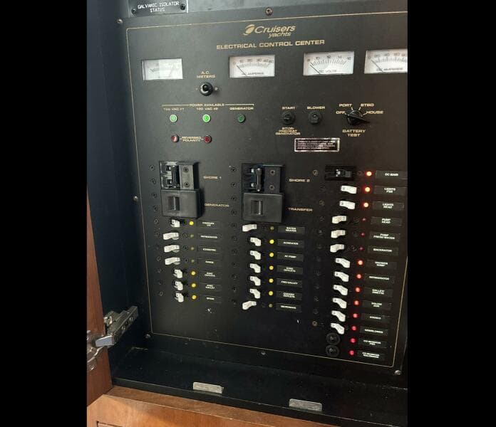 2006 Cruisers Yachts 370 Express