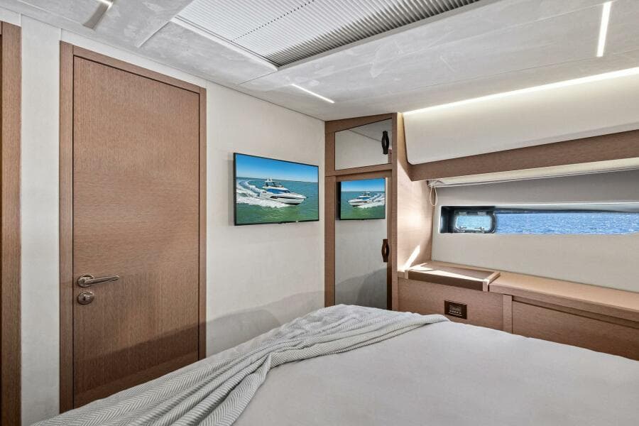 2022 Prestige 520 Flybridge