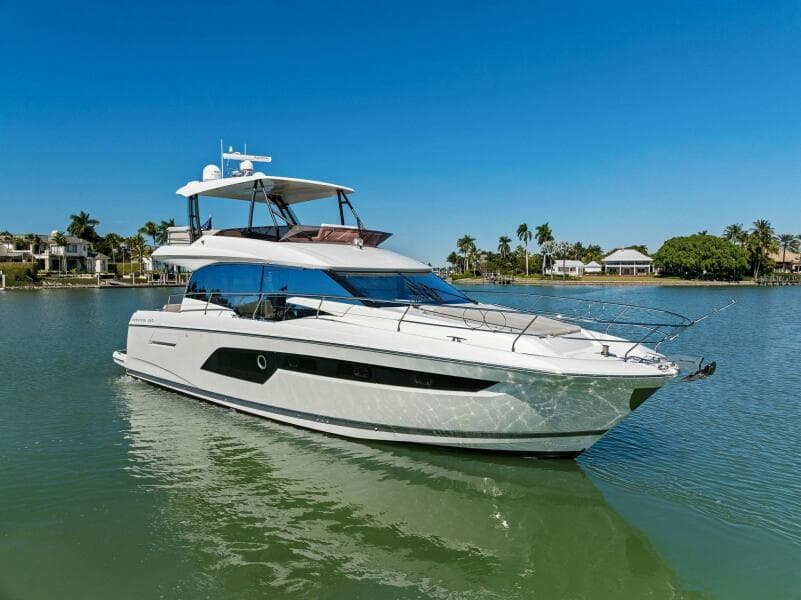 2022 Prestige 520 Flybridge