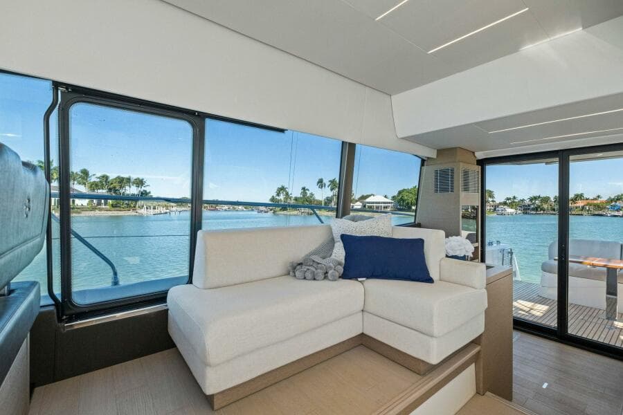 2022 Prestige 520 Flybridge