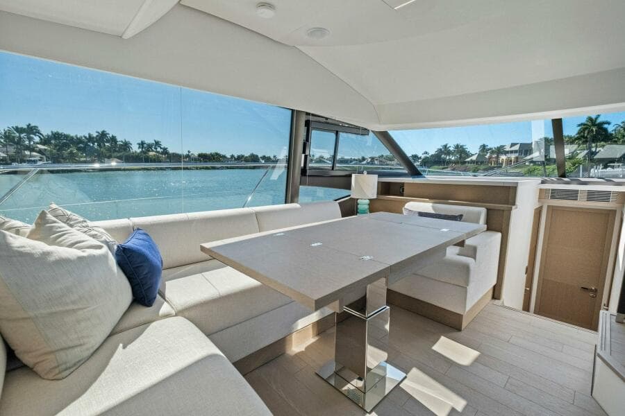 2022 Prestige 520 Flybridge