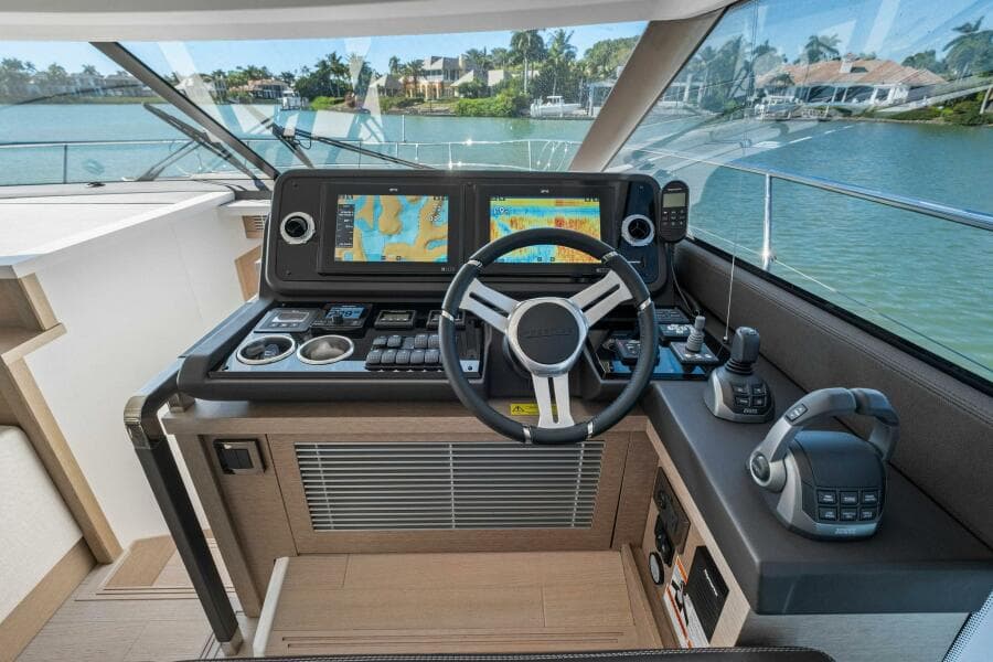 2022 Prestige 520 Flybridge