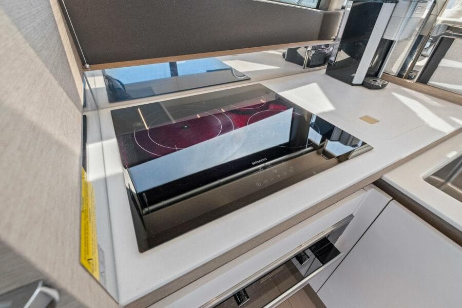 2022 Prestige 520 Flybridge