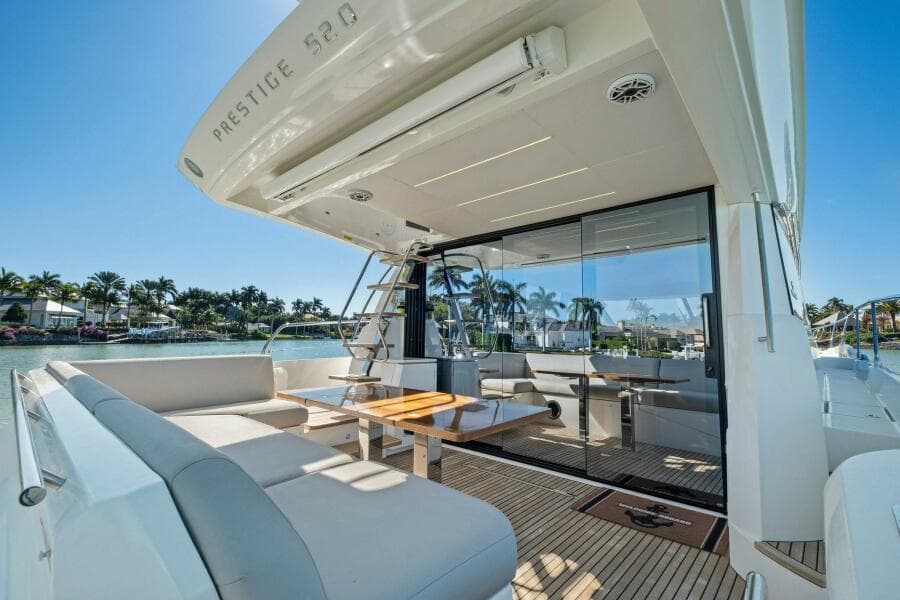 2022 Prestige 520 Flybridge