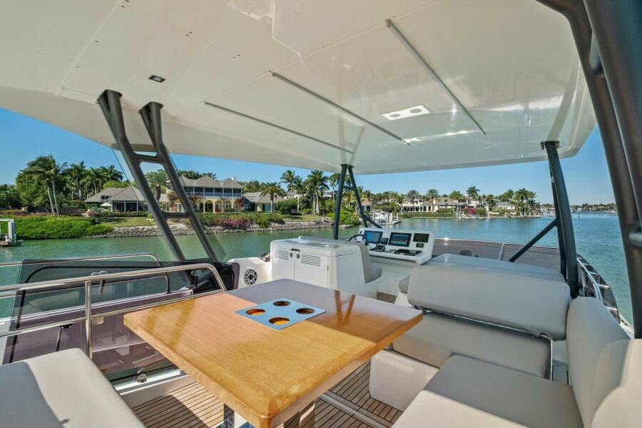 2022 Prestige 520 Flybridge