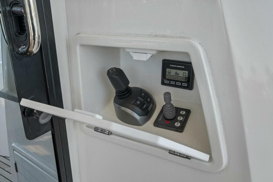 2022 Prestige 520 Flybridge