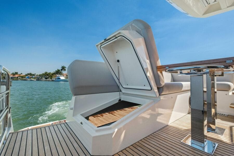 2022 Prestige 520 Flybridge