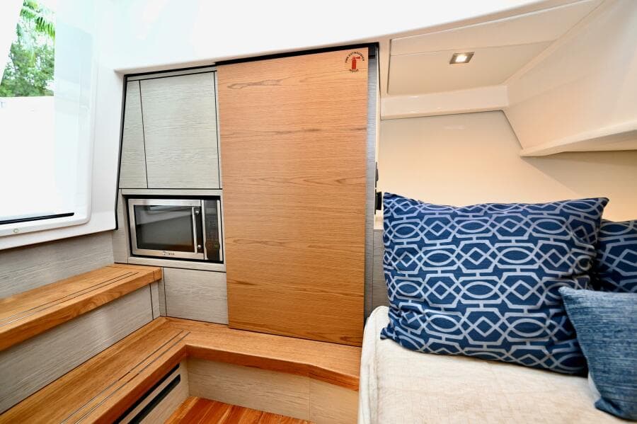 2023 Tiara Yachts 38 LS - Photo 20