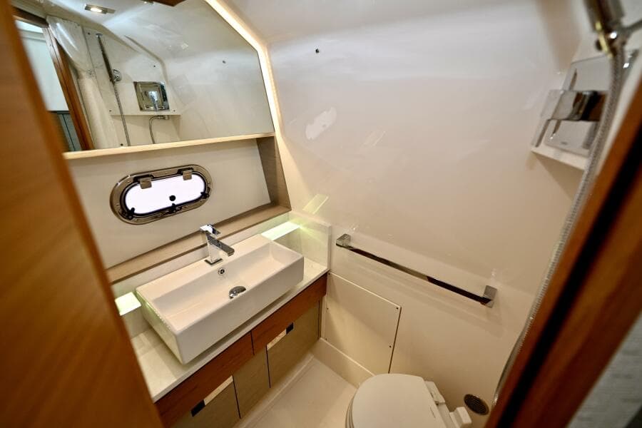 2023 Tiara Yachts 38 LS - Photo 19